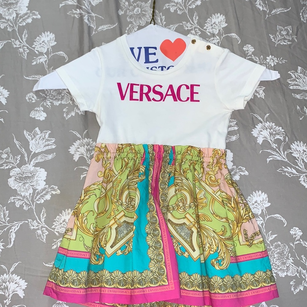 This is a beautiful Versace baby dress. It’s size 12-18 months in multi colors.